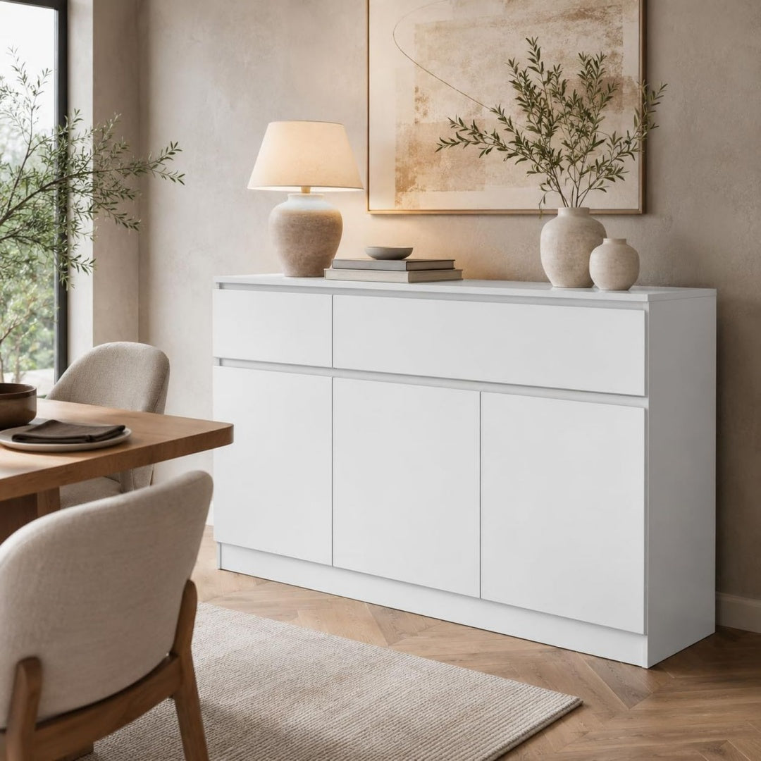 2 Schubladen treffen auf glaenzende Oberflaechen an dem Sideboard