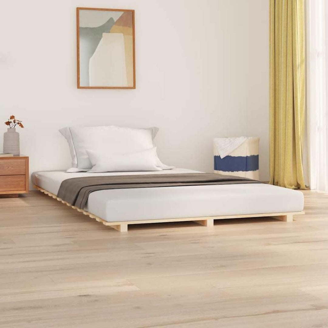 Die Gestaltung von dem Bettgestell wird durch Massivholz gepraegt mit den Massen 150 x 200 cm