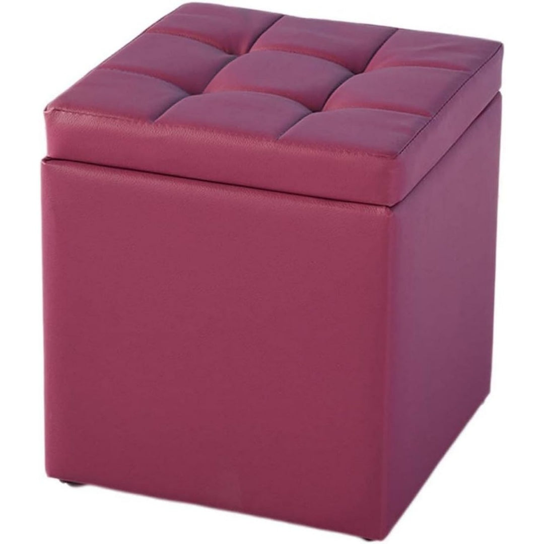 Der Hocker zeigt weiche Polster in Violett