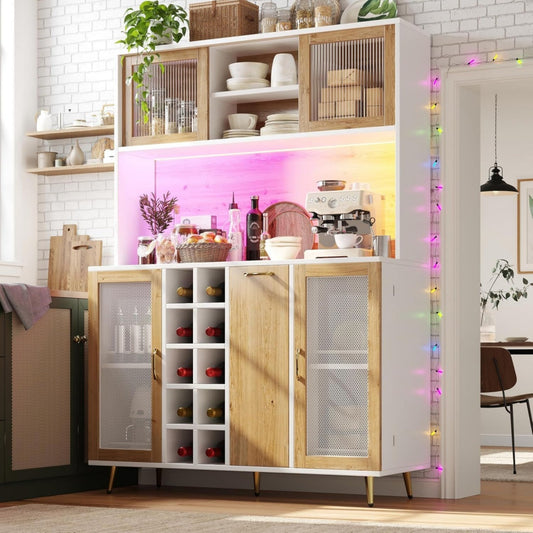 5 Tueren treffen auf LED Beleuchtung an dem Sideboard
