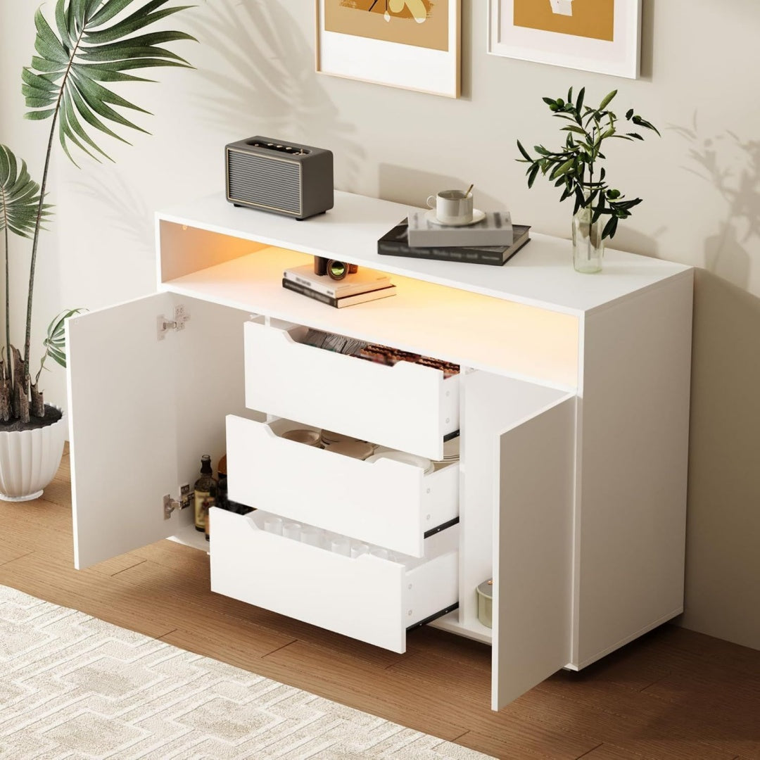 Sideboard mit offenen Ablagen, Schubladen und gerundeten Konturen