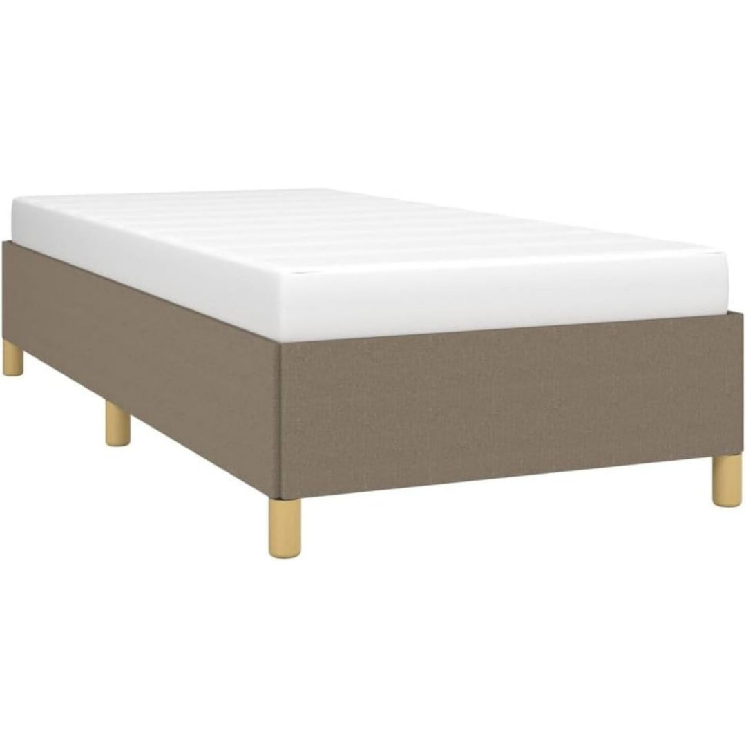 Ein Lattenrost praegt das Bettgestell in Taupe