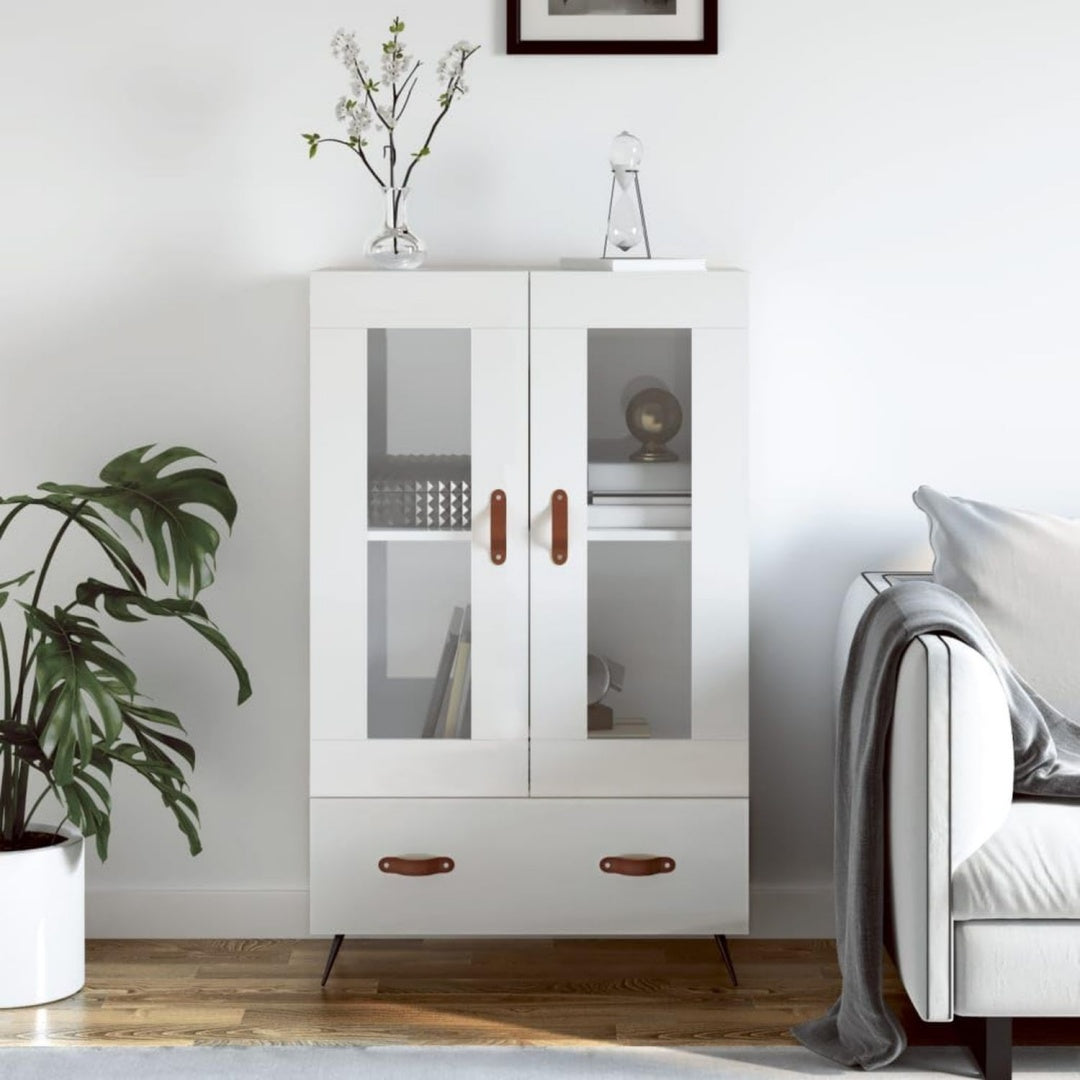Glaenzende Oberflaechen ergaenzen den Hochschrank in Weiss