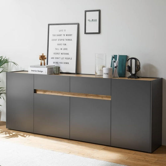 Beschichtete Flaechen und grifflose Fronten an dem Sideboard